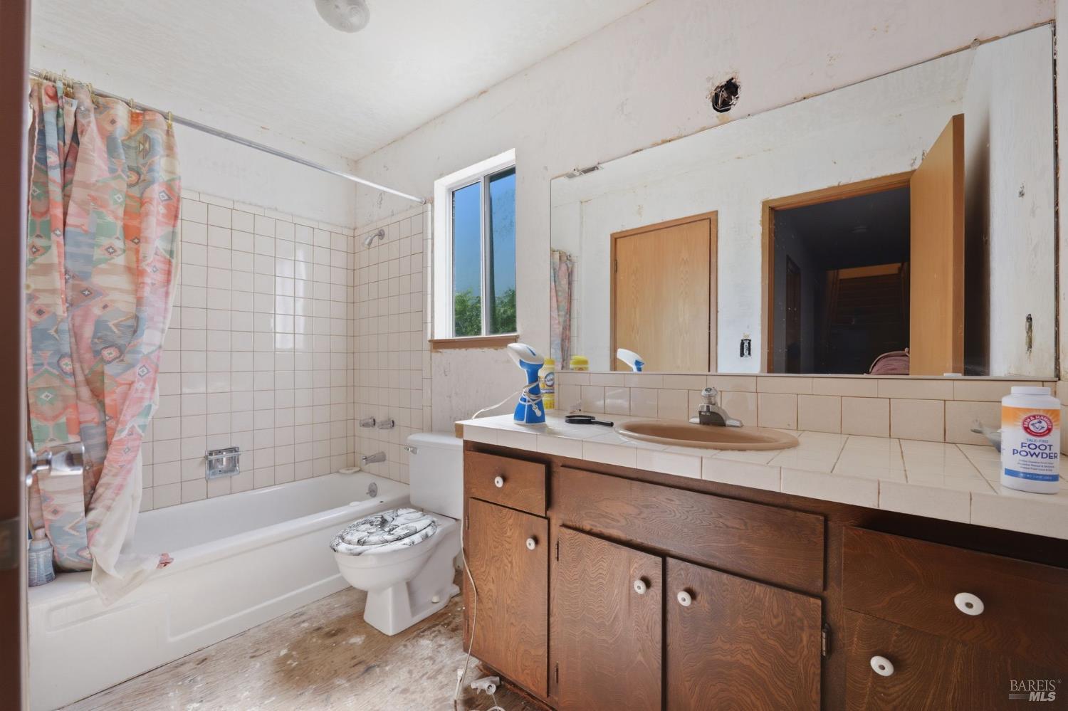 1 Green Point Lane Novato, CA 94945 - Photo 27 of 33 Downstairs Bath, attached to Bedroom 3
