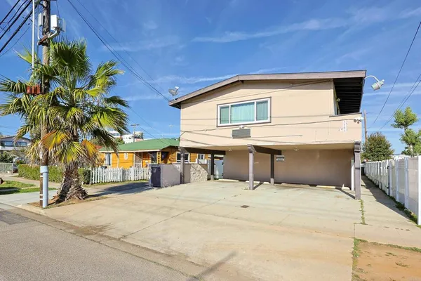 a view of a house with a backyard