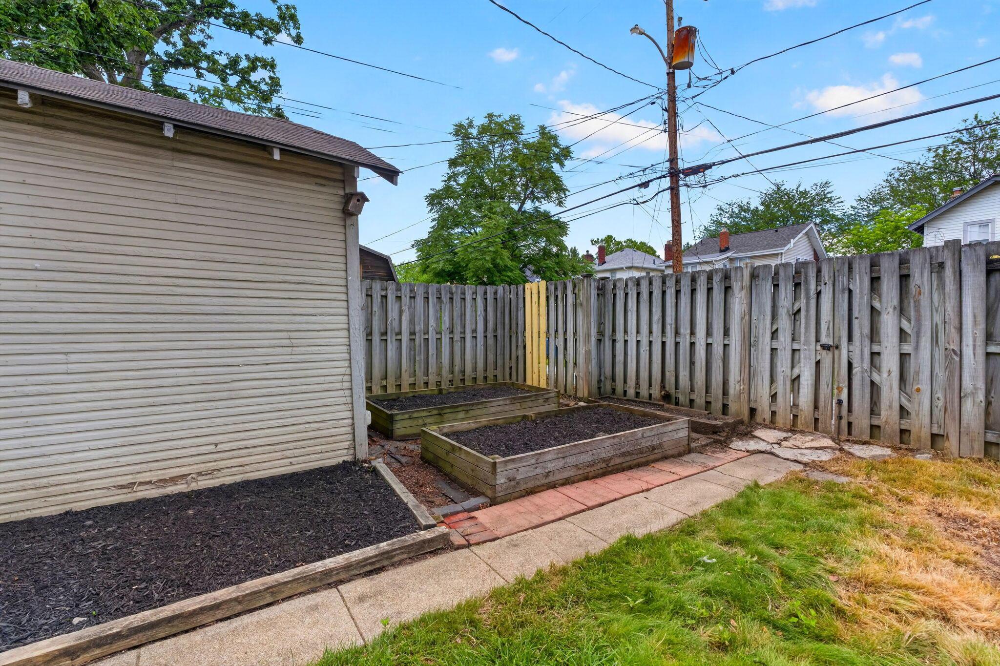 376 East Tulane Road Columbus, OH 43202 - Photo 25 of 26 Garden beds
