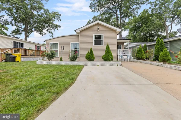 a view of a yard in front of house