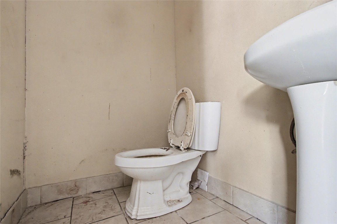 4407 Mowery Road Houston, TX 77047 - Photo 13 of 19 a bathroom with a sink toilet and a mirror
