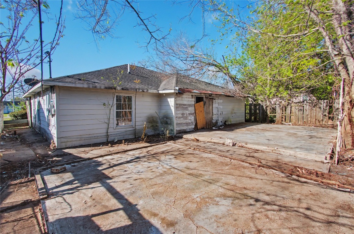 4407 Mowery Road Houston, TX 77047 - Photo 14 of 19 a backyard of a house