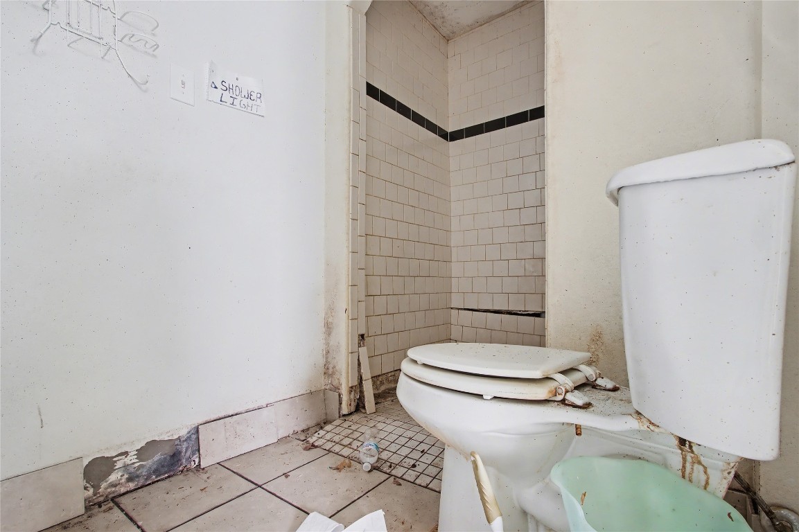 4407 Mowery Road Houston, TX 77047 - Photo 10 of 19 a white toilet sitting next to a bathroom sink