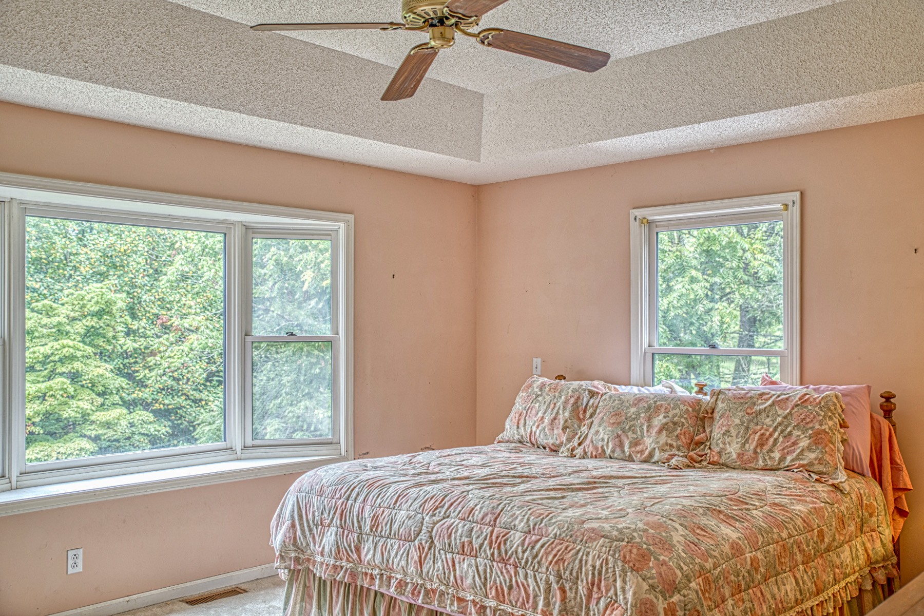 2139 Austin Bottom Road Baxter, TN 38544 - Photo 19 of 64 a bedroom with a large bed and a window