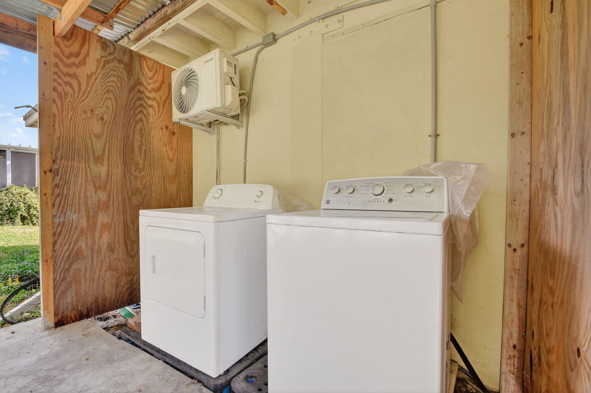 4559 Cole Street West Palm Beach, FL 33417 - Photo 51 of 72 a utility room with dryer and washer
