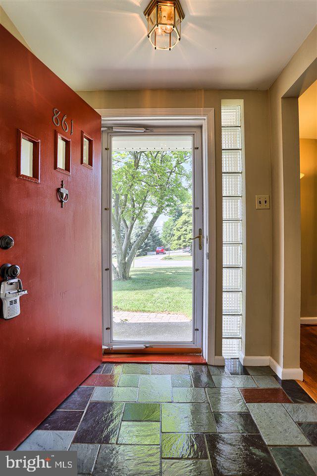 861 Locust Grove Road York, PA 17402 - Photo 4 of 31 Gallery Image 4