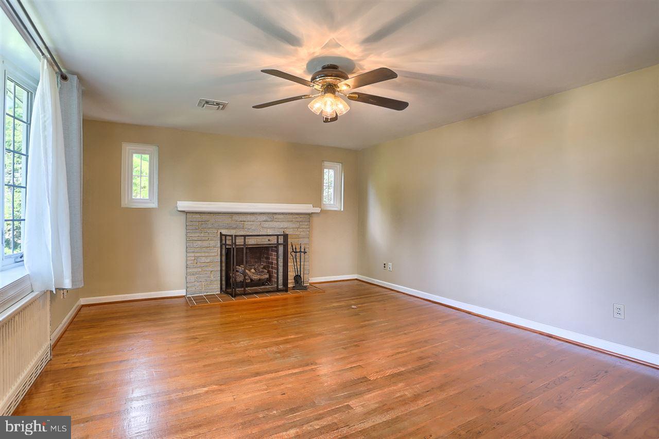861 Locust Grove Road York, PA 17402 - Photo 5 of 31 Gallery Image 5