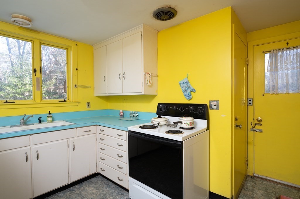 137 Booth Hill Road Scituate, MA 02066 - Photo 8 of 24 Gallery Image 8