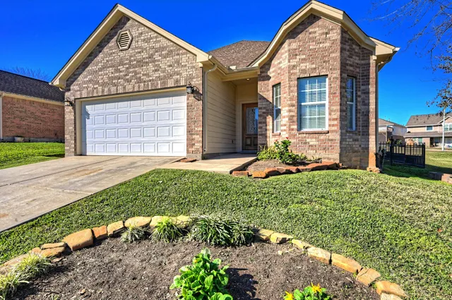 $1,900 | 108 Cove Circle, Conroe, TX 77356