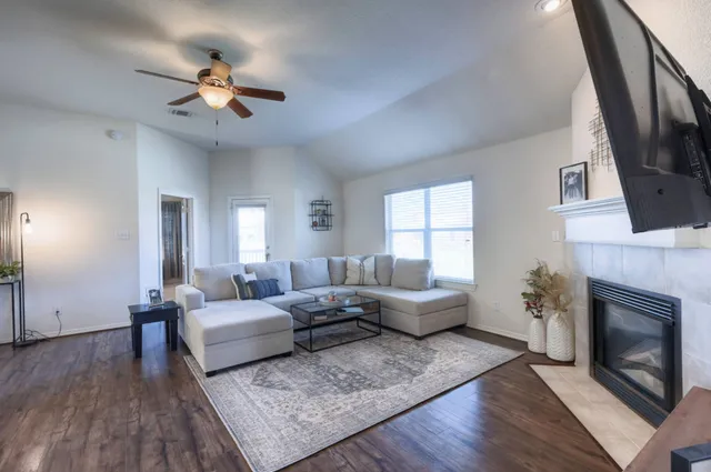 $1,900 | 108 Cove Circle, Conroe, TX 77356