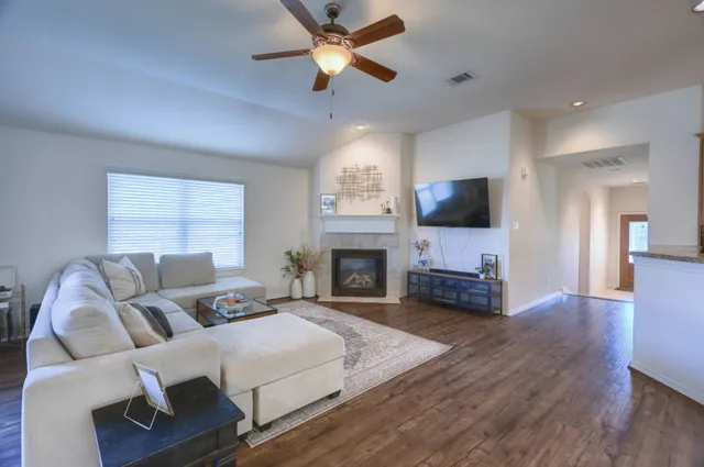 $1,900 | 108 Cove Circle, Conroe, TX 77356