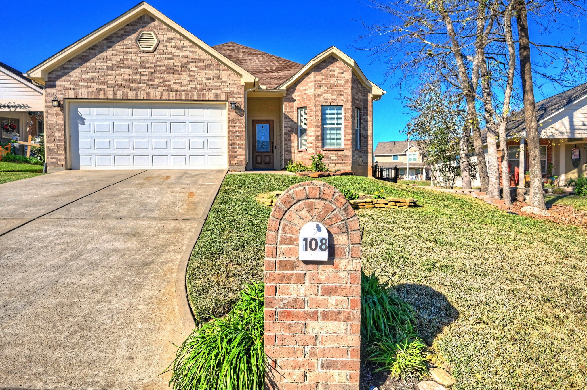 108 Cove Circle Conroe, TX 77356 - Photo 4 of 50 A classic brick exterior, this residence welcomes you with its charming facade and a meticulously kept lawn, inviting you to step inside and discover the perfect blend of warmth and curb appeal.