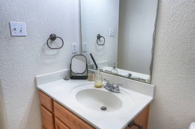 $1,900 | 108 Cove Circle, Conroe, TX 77356