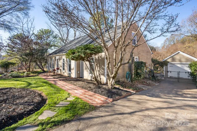 a view of a yard with a house