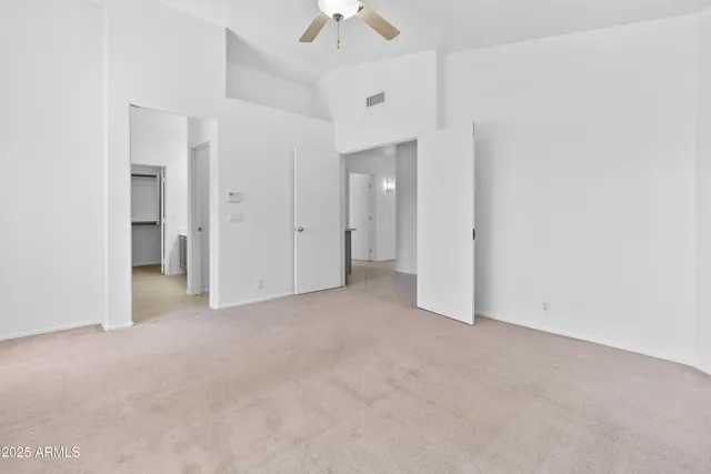 a view of empty room with a ceiling fan