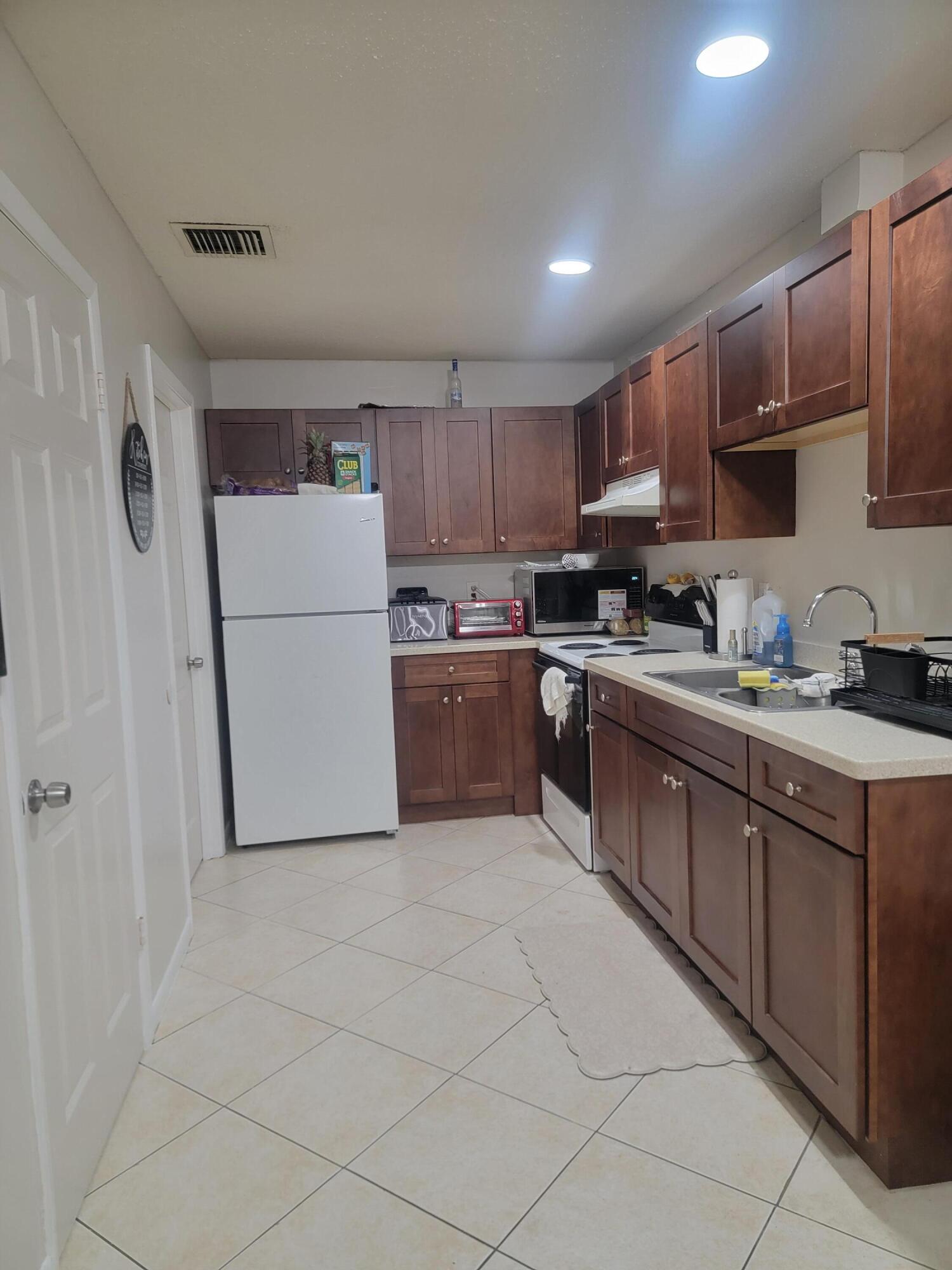 2001 Oleander Boulevard, Unit C Fort Pierce, FL 34950 - Photo 5 of 10 20250614_140115
