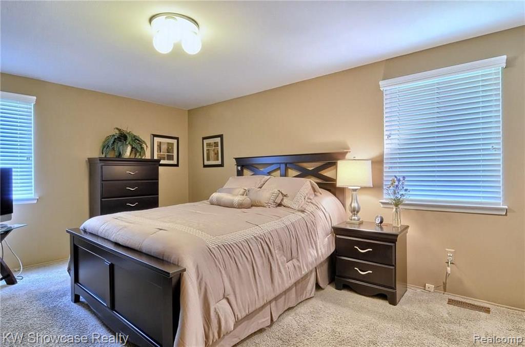 30654 High Valley Road Farmington Hills, MI 48331 - Photo 26 of 43