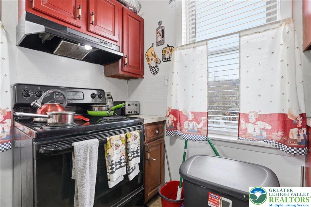 921 Broadway Fountain Hill, PA 18015 - Photo 28 of 93