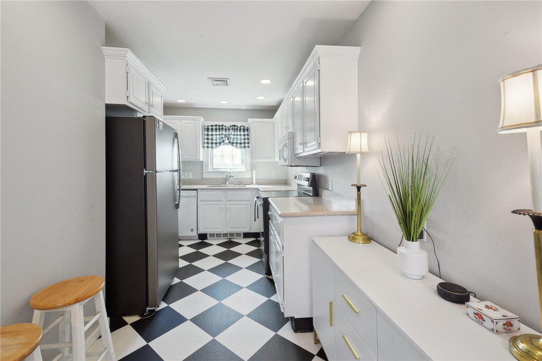 142 Colonel John Gardner Road Narragansett, RI 02882 - Photo 11 of 28 Gallery Image 11