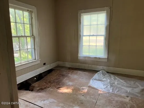 a view of a window in an empty room