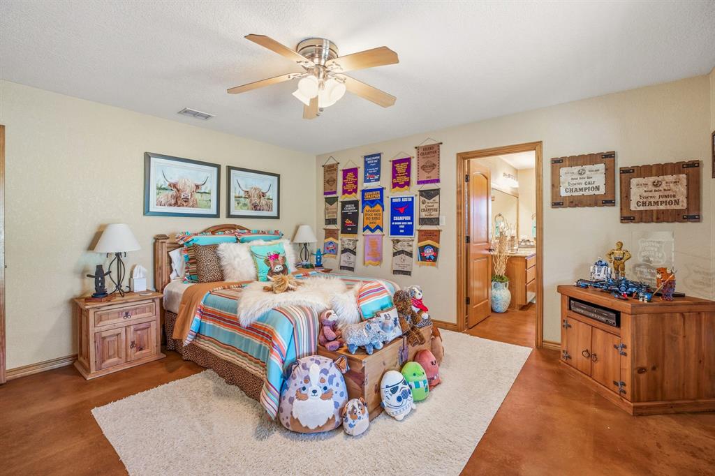2548 Fm 1496 Dublin, TX 76446 - Photo 18 of 40 a bed room with a bed and a couch