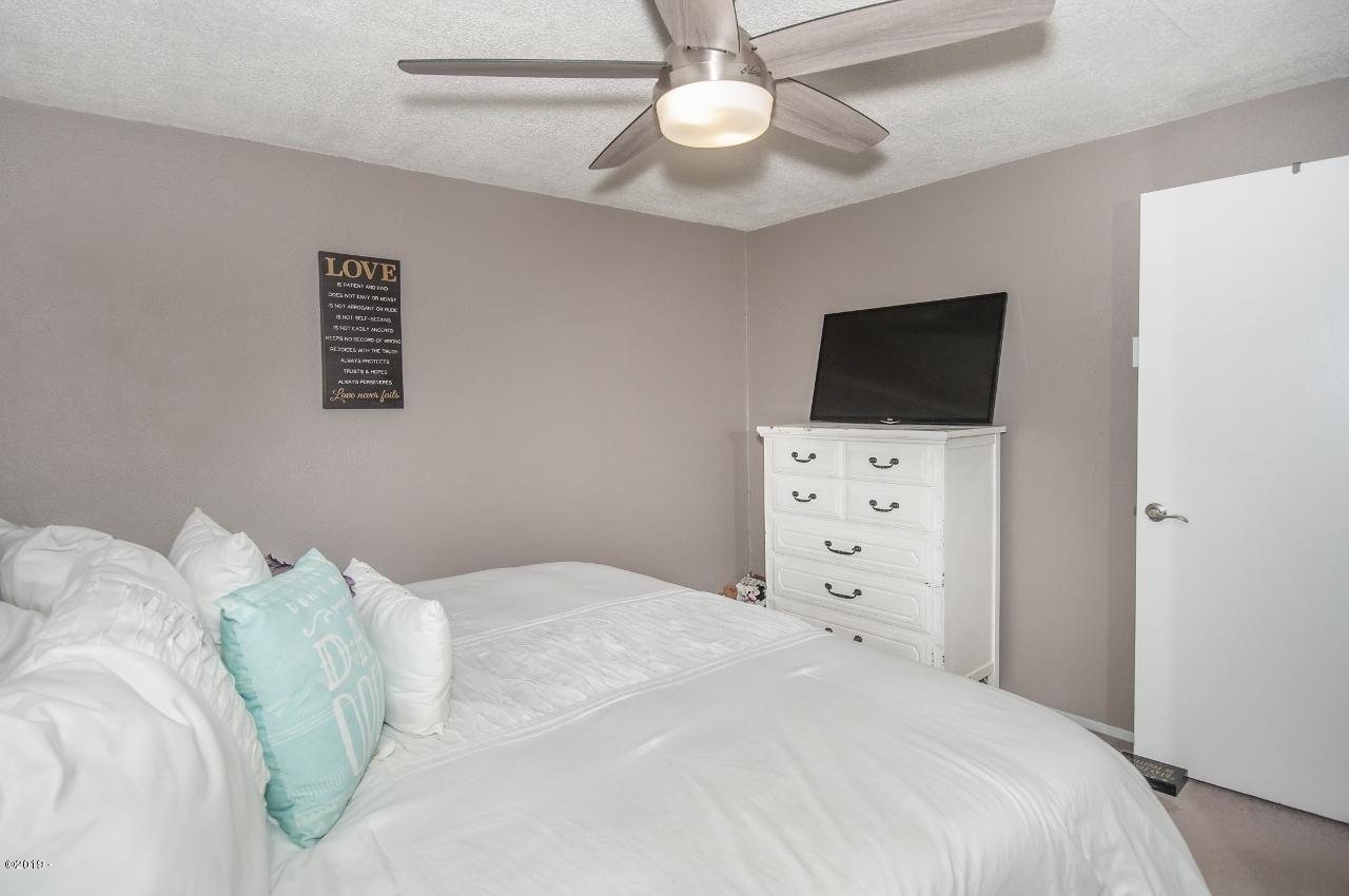 1525 North North Bank Road Otis, OR 97368 - Photo 25 of 40 Master Bedroom - View 3 (1280x850)