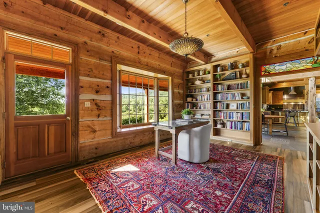 a view of livingroom with furniture