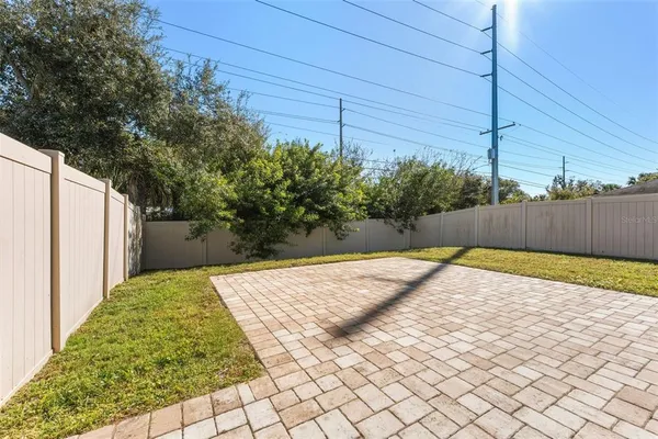 a view of a backyard