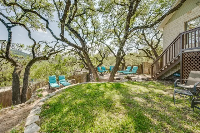 a view of yard with trees