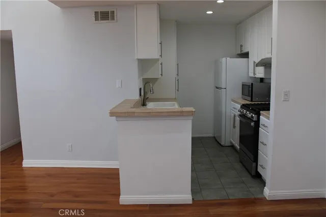 $2,800 | 5700 Etiwanda Avenue, Tarzana, CA 91356