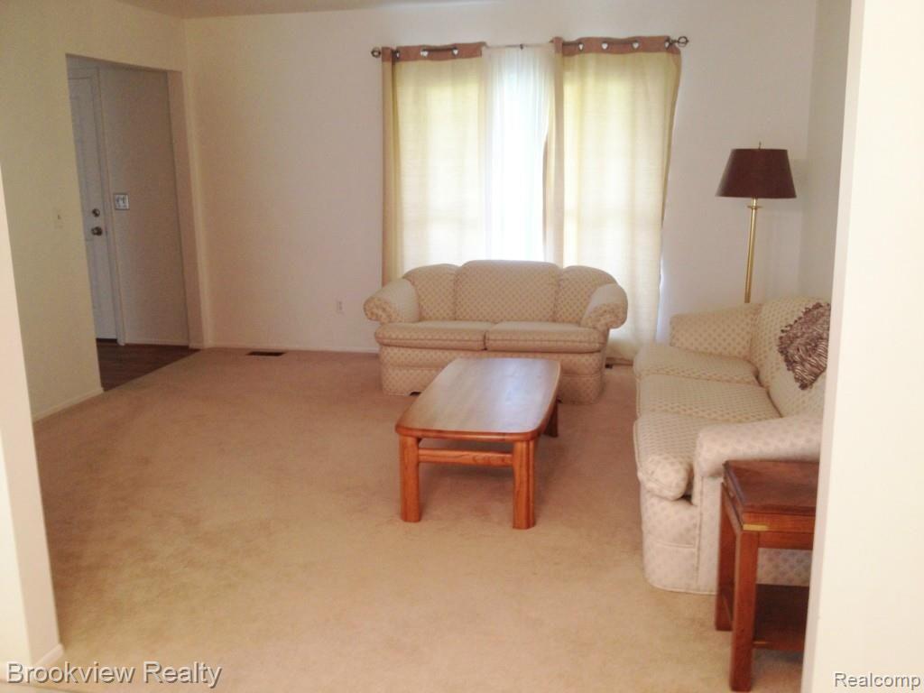 115 Dalton Drive Rochester, MI 48307 - Photo 12 of 23 Living Room