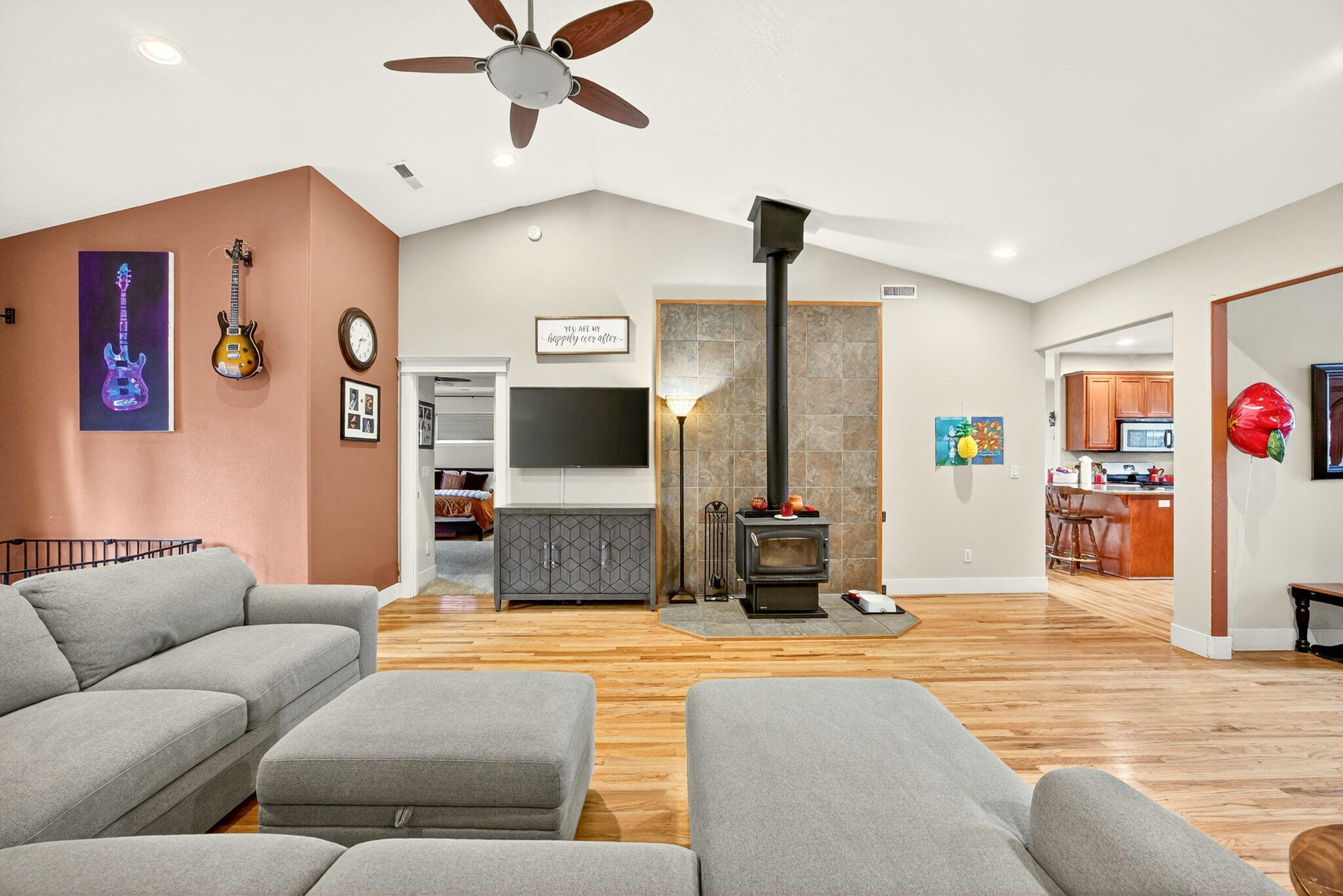 16 Portabello Way Eagle Point, OR 97524 - Photo 12 of 43 a living room with furniture and a flat screen tv