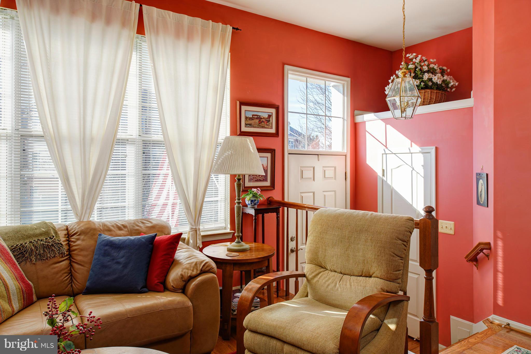 12008 Edgemere Circle Reston, VA 20190 - Photo 4 of 23 Living Room