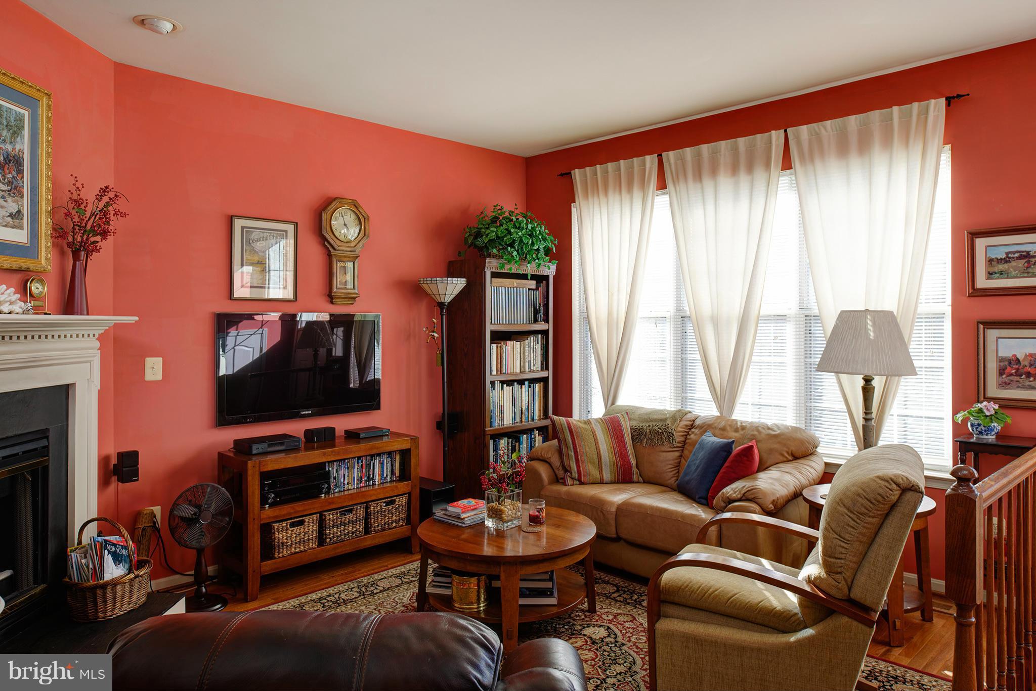 12008 Edgemere Circle Reston, VA 20190 - Photo 6 of 23 Living Room