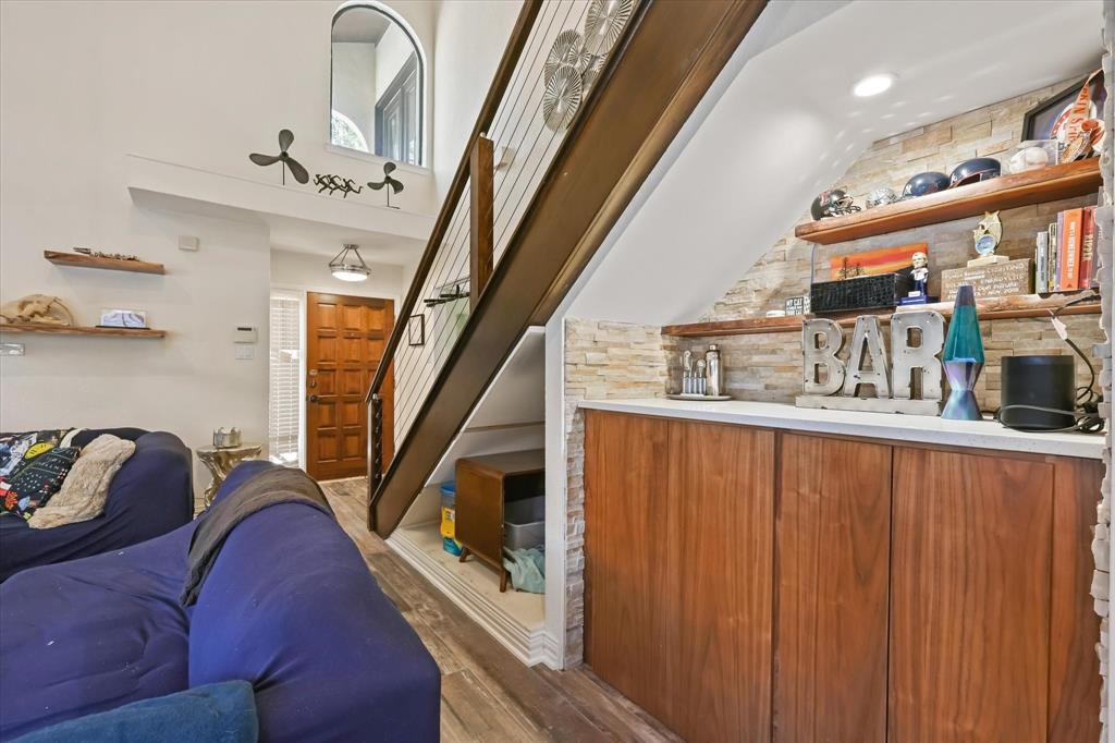 18040 Midway Road, Unit 225 Dallas, TX 75287 - Photo 5 of 24 a living room with furniture