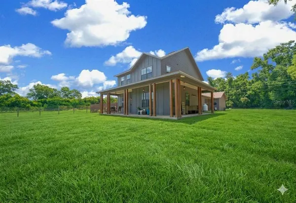 a view of a house with backyard