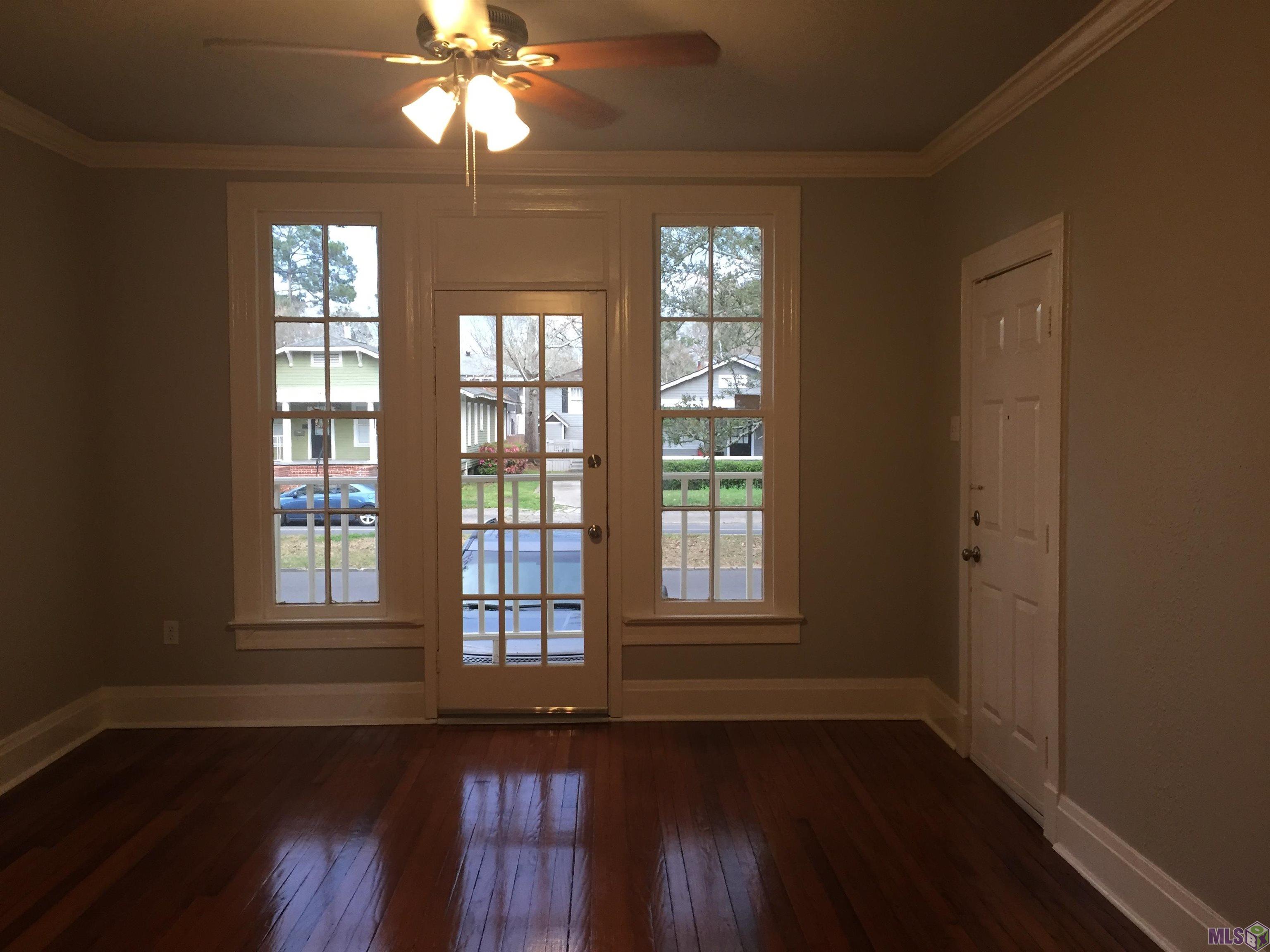 718-1 Park Boulevard, Unit 1 Baton Rouge, LA 70806 - Photo 3 of 12 Living rm looking forward toward the outside balcony