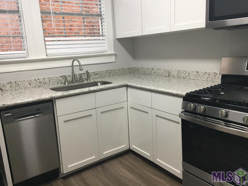 718-1 Park Boulevard, Unit 1 Baton Rouge, LA 70806 - Photo 5 of 12 Kitchen with slab granite and stainless appliances.