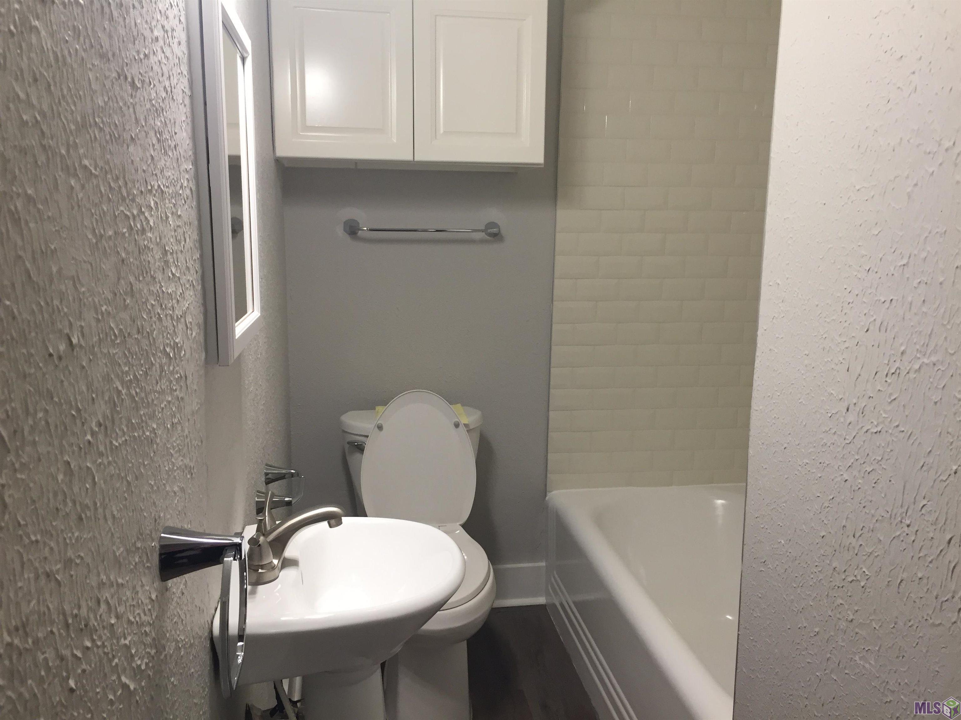 718-1 Park Boulevard, Unit 1 Baton Rouge, LA 70806 - Photo 8 of 12 Bathroom