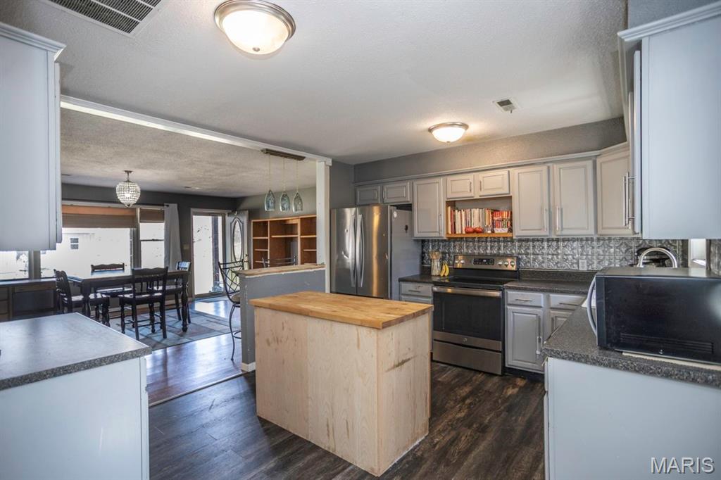 19 Ginger Road Iberia, MO 65486 - Photo 2 of 58