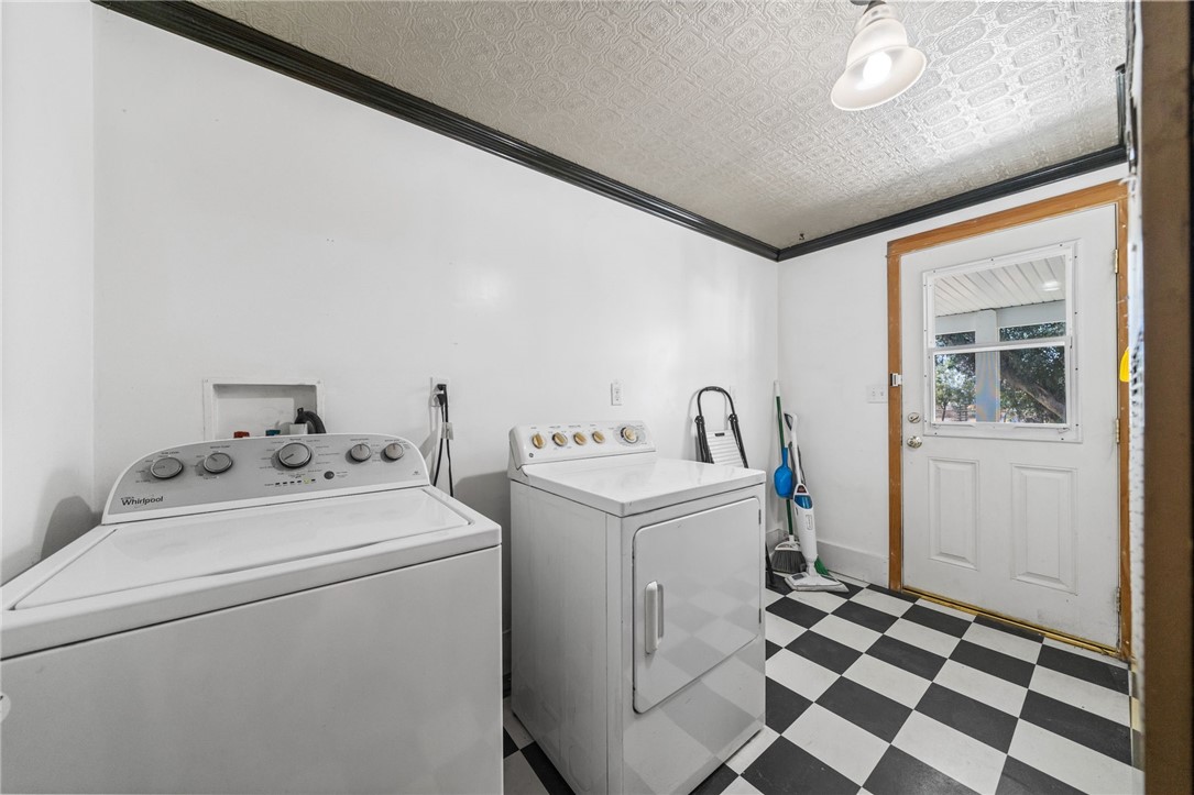 31615 Leon Road Winchester, CA 92596 - Photo 32 of 61 a utility room with dryer and washer
