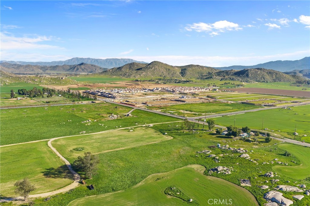 31615 Leon Road Winchester, CA 92596 - Photo 56 of 71 a view of a big room with a garden