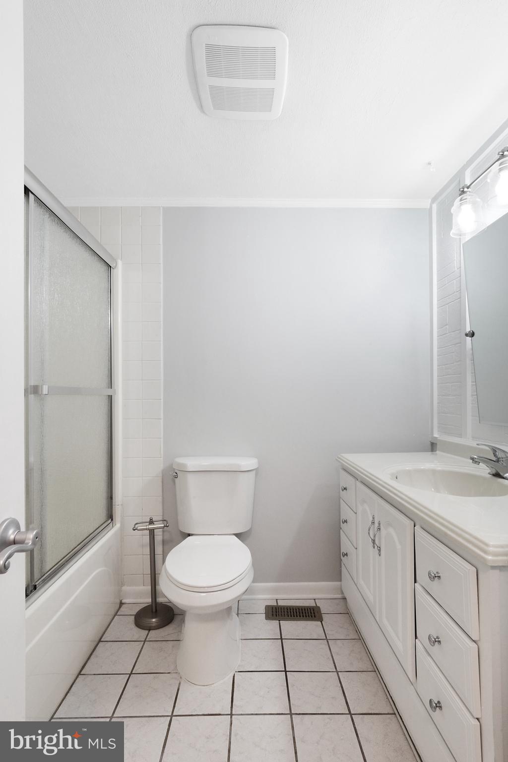 13310 Poplar Tree Road Fairfax, VA 22033 - Photo 20 of 41 Full Bathroom #2- Upper Level Hallway