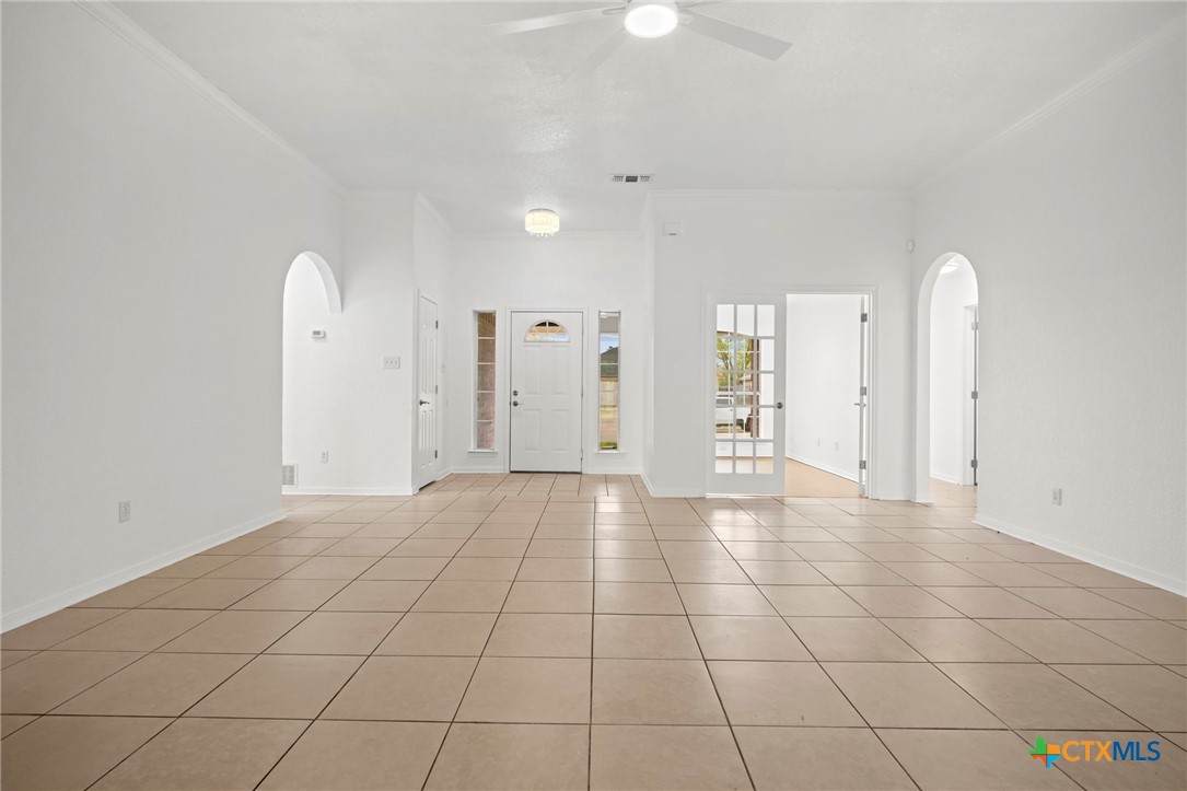 4201 Jim Avenue Killeen, TX 76549 - Photo 10 of 39 Living room and Entry