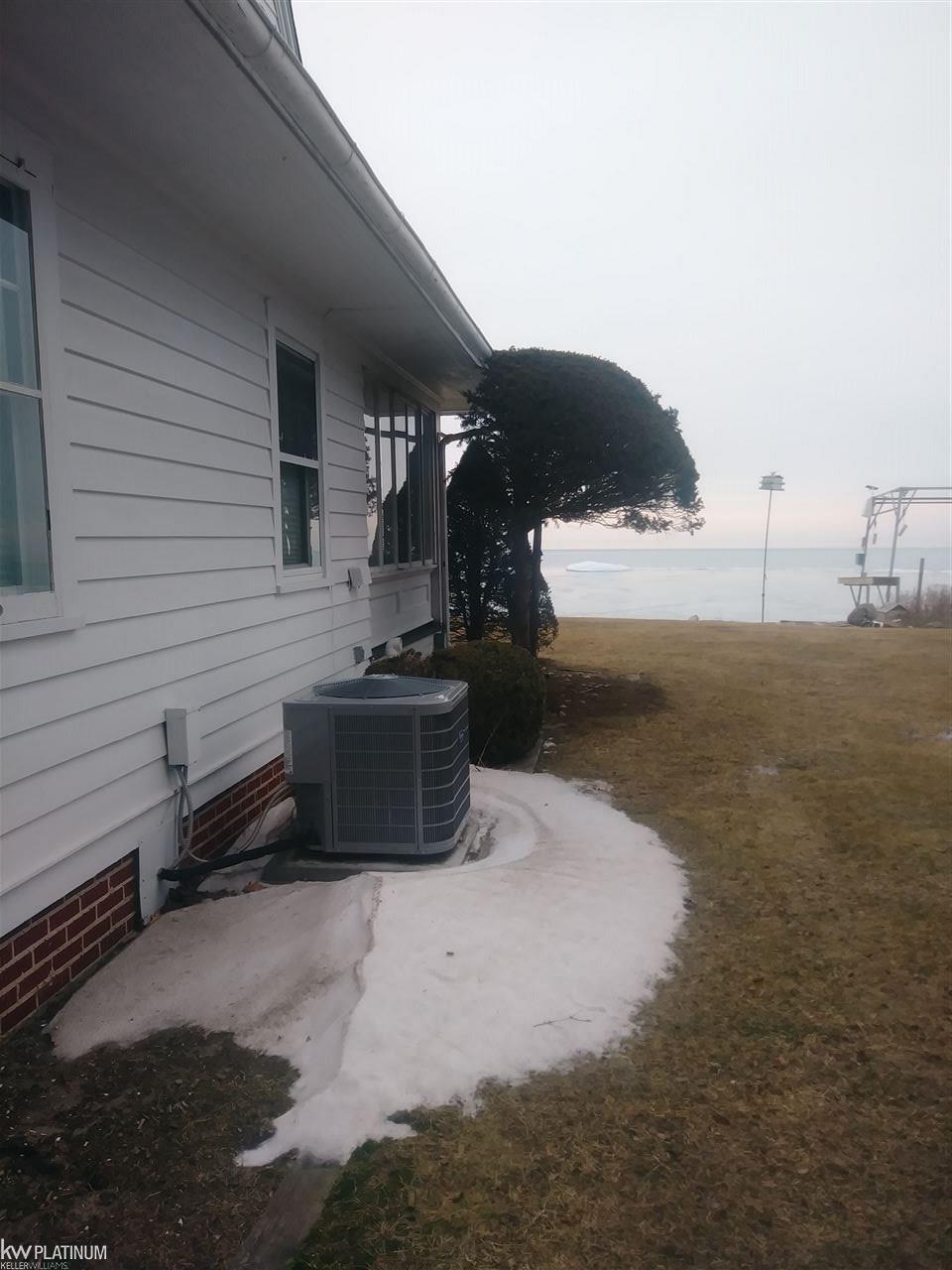6318 Lakeshore Road Fort Gratiot, MI 48059 - Photo 13 of 46 31370664-12.JPG