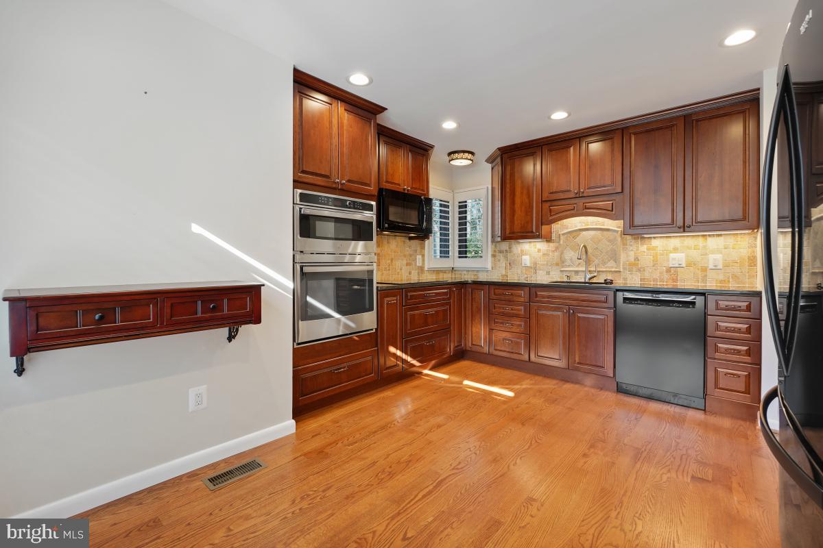 11626 Chapel Cross Way Reston, VA 20194 - Photo 8 of 48