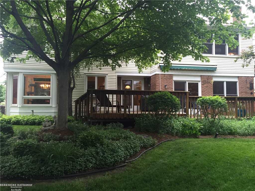 220 Grosvenor Drive Rochester, MI 48307 - Photo 5 of 39 31292956-4.JPG