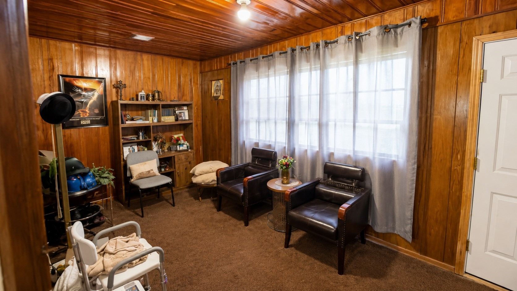 5130 Cortelyou Lane Houston, TX 77021 - Photo 11 of 13 Comfortable den offering a quiet retreat with natural light and views of the surrounding landscape.