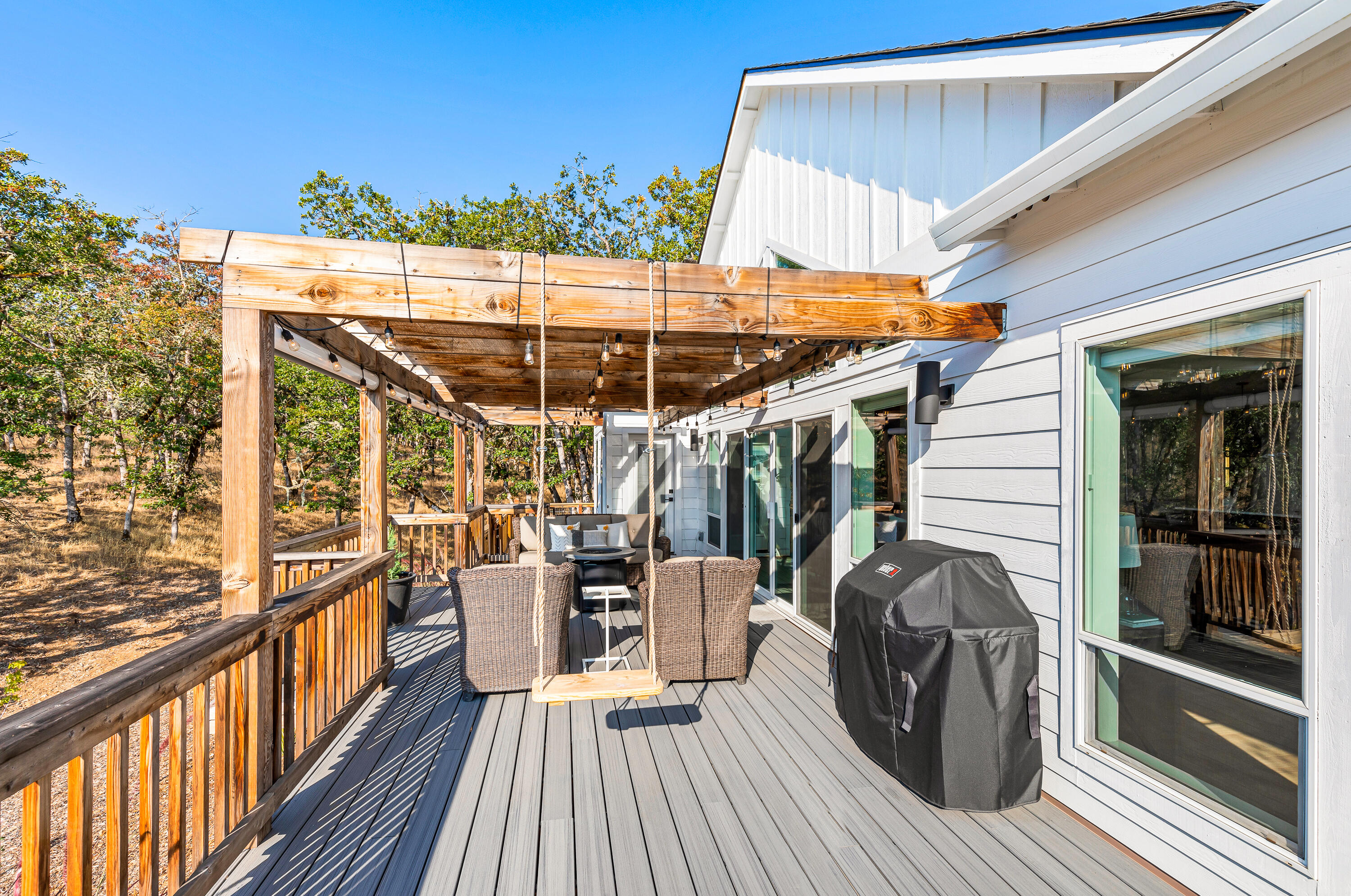 585 South Loop Road Jacksonville, OR 97530 - Photo 20 of 35 Outdoor living