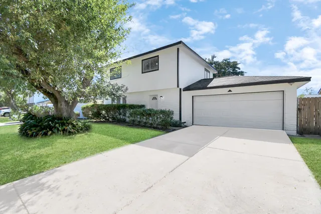 a front view of house with yard